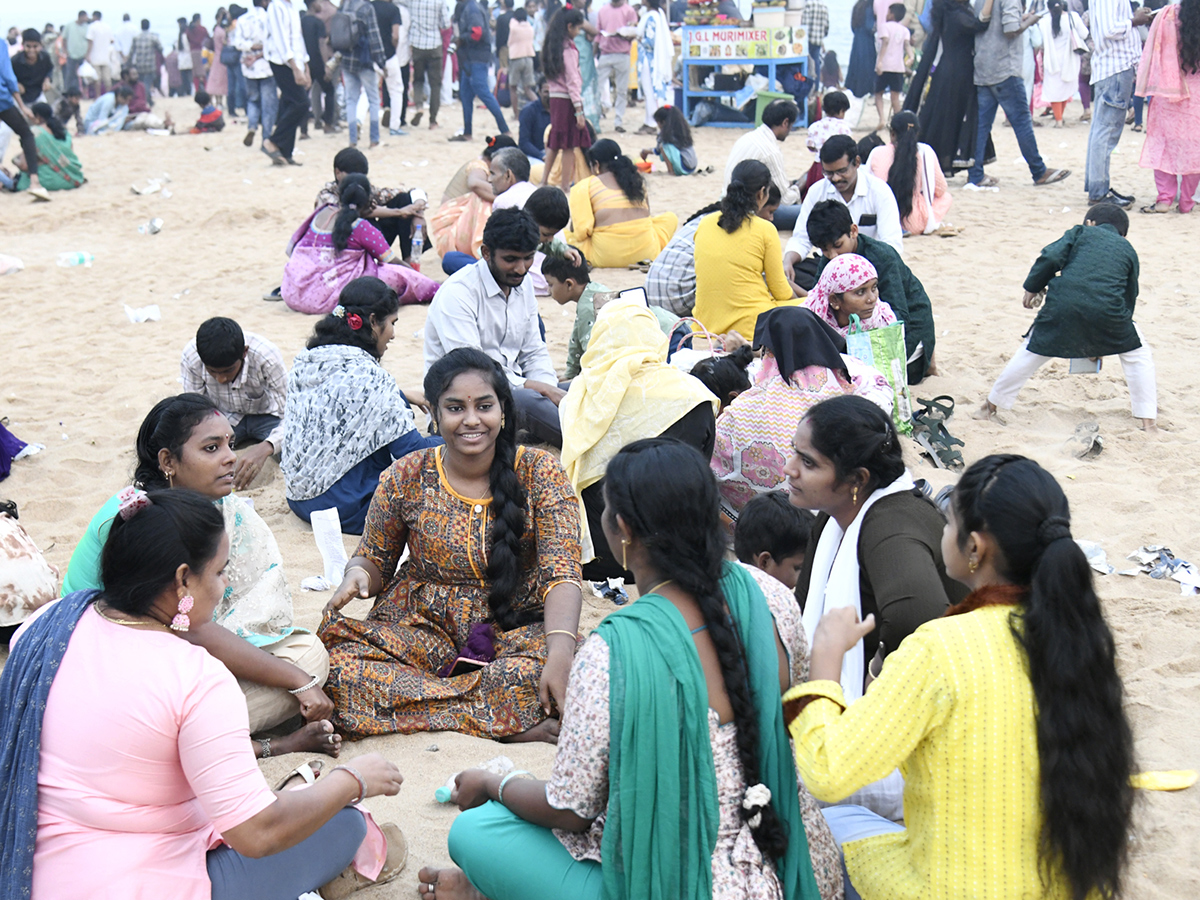 New_20Year_20Celebrations_20At_20Visakhapatnam_20Rk_20Beach__20_285_29.jpg 5