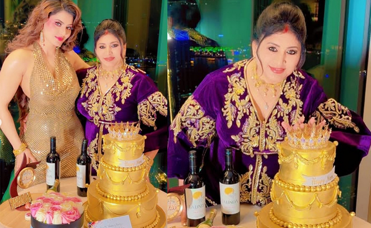 Urvashi_20Rautela-motherbirthday-2.jpg