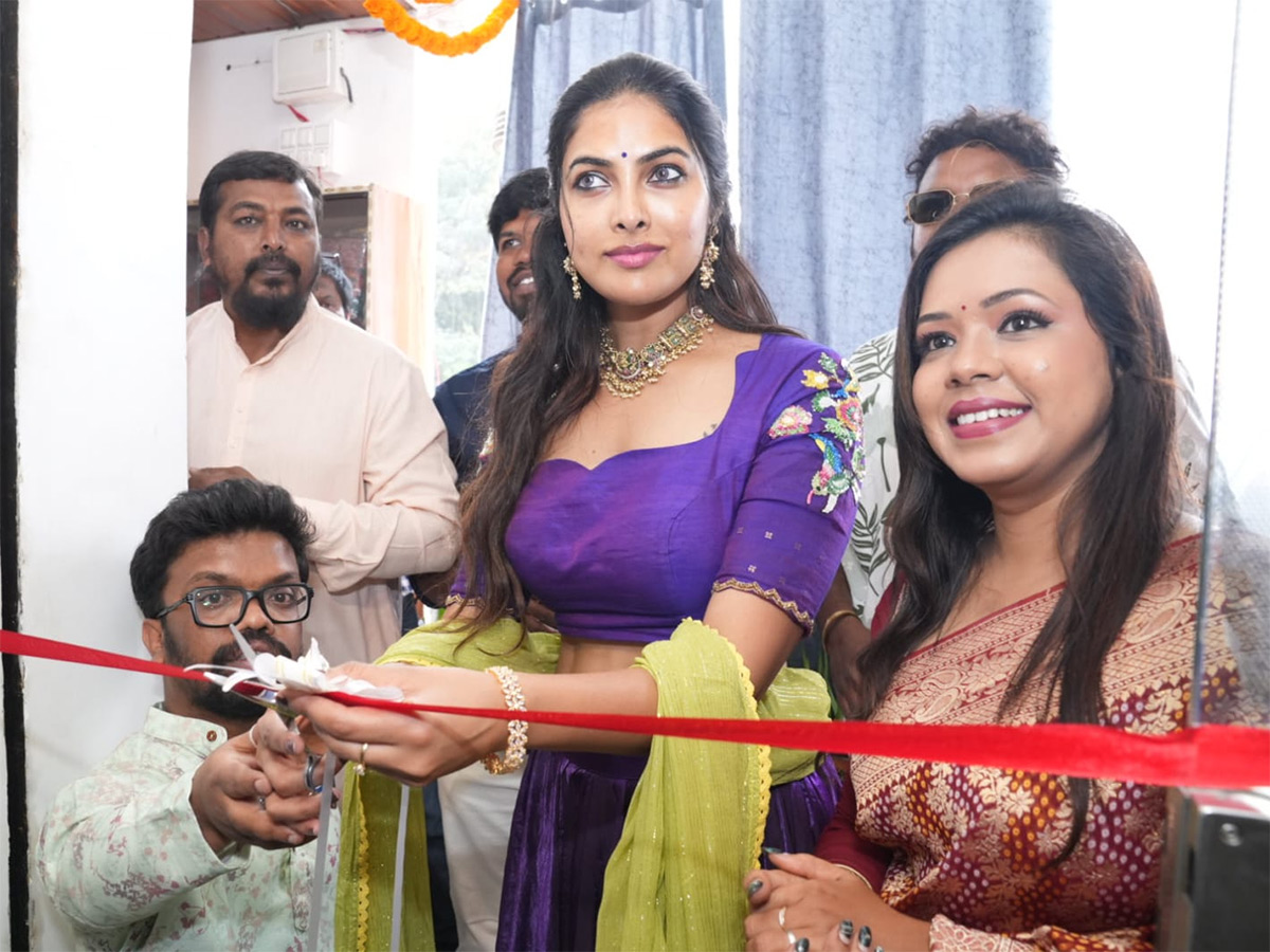Actress_20Divi_20Vadthya_20Created_20a_20buzz_20in_20Manikonda_20Photos__20_2811_29.jpg 11