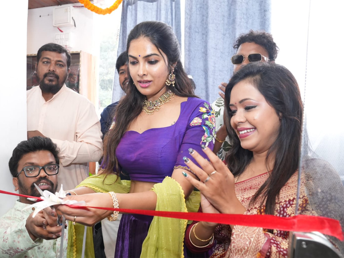 Actress_20Divi_20Vadthya_20Created_20a_20buzz_20in_20Manikonda_20Photos__20_2812_29.jpg 12