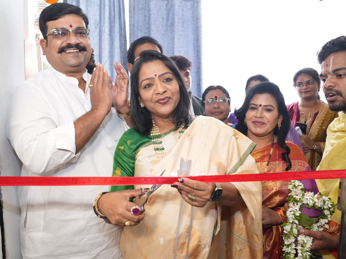 Actress_20Divi_20Vadthya_20Created_20a_20buzz_20in_20Manikonda_20Photos__20_2813_29.jpg 13