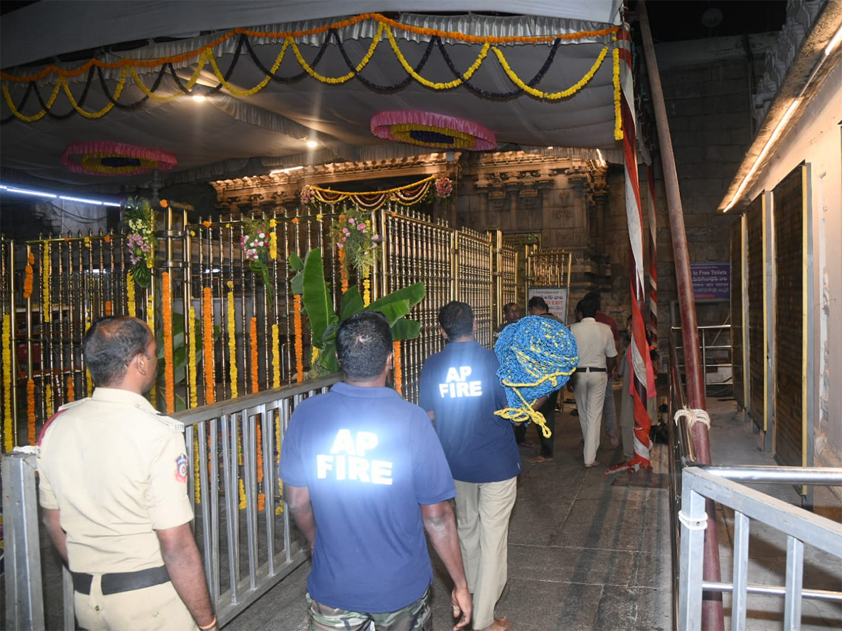 Drunk_20man_20Hulchul_20at_20TTD_20Sri_20Govindarajaswami_20Temple__20_284_29.jpg 4