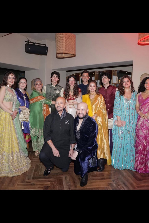 Hrithik_20Roshan_20shared_20Beautiful_20pictures_20with_20His_20family_20from_20his_20cousin_20Eshaan_20wedding_20Photos_20_2813_29.jpg 14