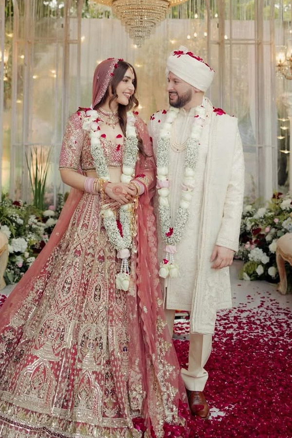 Hrithik_20Roshan_20shared_20Beautiful_20pictures_20with_20His_20family_20from_20his_20cousin_20Eshaan_20wedding_20Photos_20_281_29.jpg 2