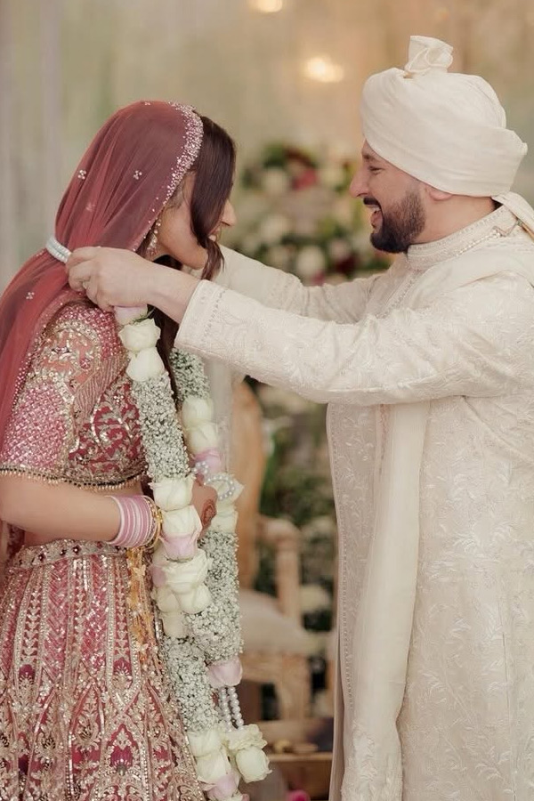 Hrithik_20Roshan_20shared_20Beautiful_20pictures_20with_20His_20family_20from_20his_20cousin_20Eshaan_20wedding_20Photos_20_282_29.jpg 3