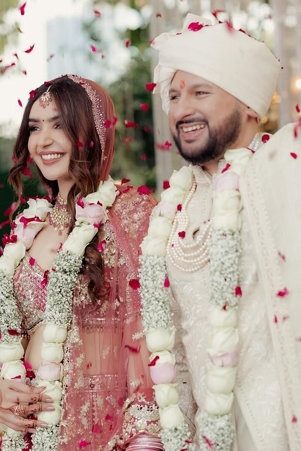 Hrithik_20Roshan_20shared_20Beautiful_20pictures_20with_20His_20family_20from_20his_20cousin_20Eshaan_20wedding_20Photos_20_283_29.jpg 4