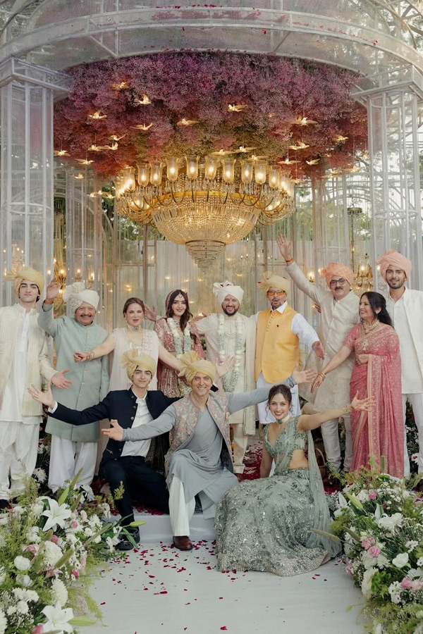 Hrithik_20Roshan_20shared_20Beautiful_20pictures_20with_20His_20family_20from_20his_20cousin_20Eshaan_20wedding_20Photos_20_284_29.jpg 5