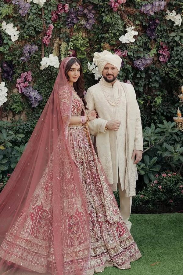 Hrithik_20Roshan_20shared_20Beautiful_20pictures_20with_20His_20family_20from_20his_20cousin_20Eshaan_20wedding_20Photos_20_287_29.jpg 8