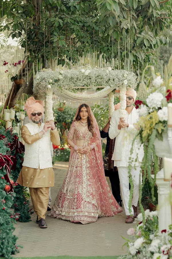 Hrithik_20Roshan_20shared_20Beautiful_20pictures_20with_20His_20family_20from_20his_20cousin_20Eshaan_20wedding_20Photos_20_288_29.jpg 9