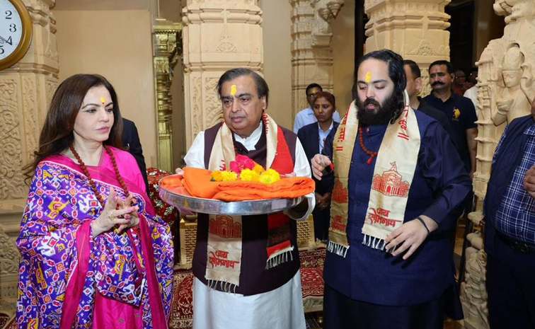 ambani-family-at-somnath-temple.jpg