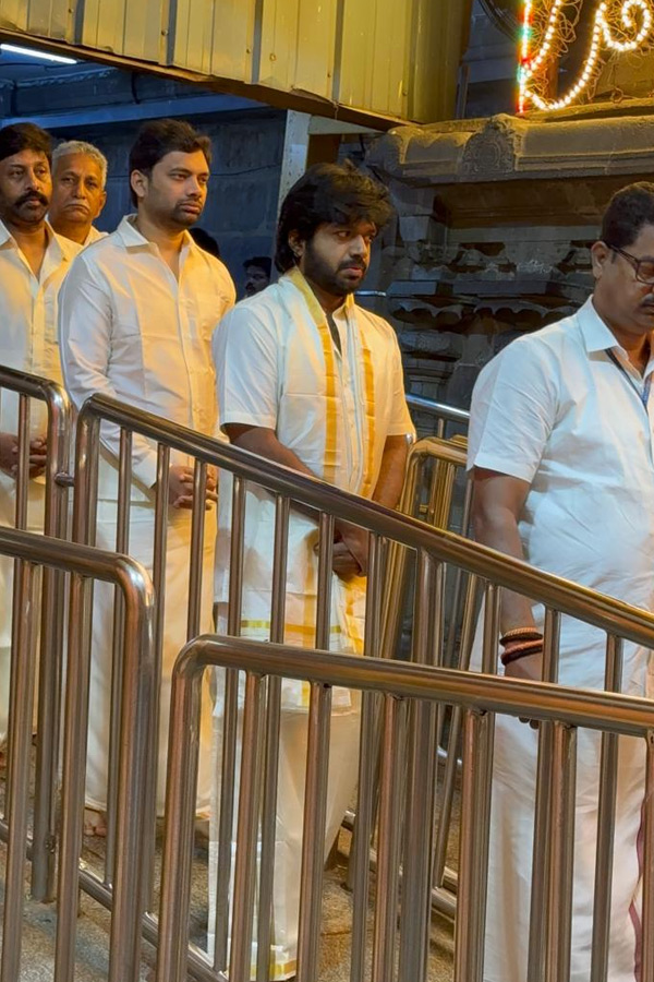 Director_20Anil_20Ravipudi_20visited_20Tirumala_20Photos_20_2812_29_0.jpg 8