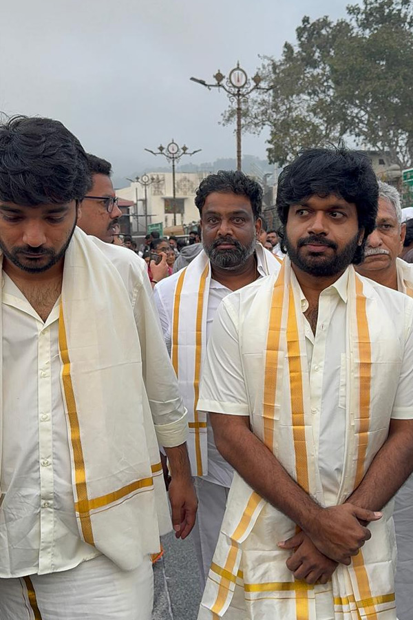 Director_20Anil_20Ravipudi_20visited_20Tirumala_20Photos_20_288_29_0.jpg 4