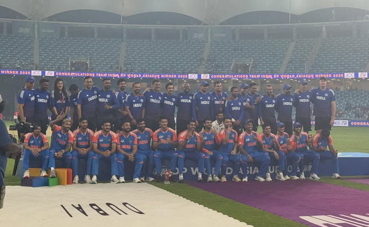 India_20T20_20captain_20Suryakumar_20wife_20shares_20sweet_20moments_20from_20the_20year_202025_20Photos_20_2815_29.jpg 16