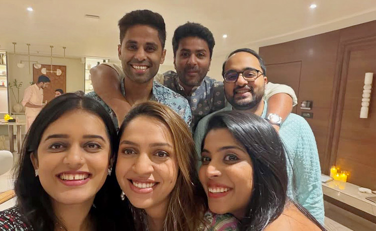 India_20T20_20captain_20Suryakumar_20wife_20shares_20sweet_20moments_20from_20the_20year_202025_20Photos_20_2817_29.jpg 18