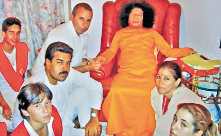 nicolas_20maduro_20and_20sai_20baba.jpg