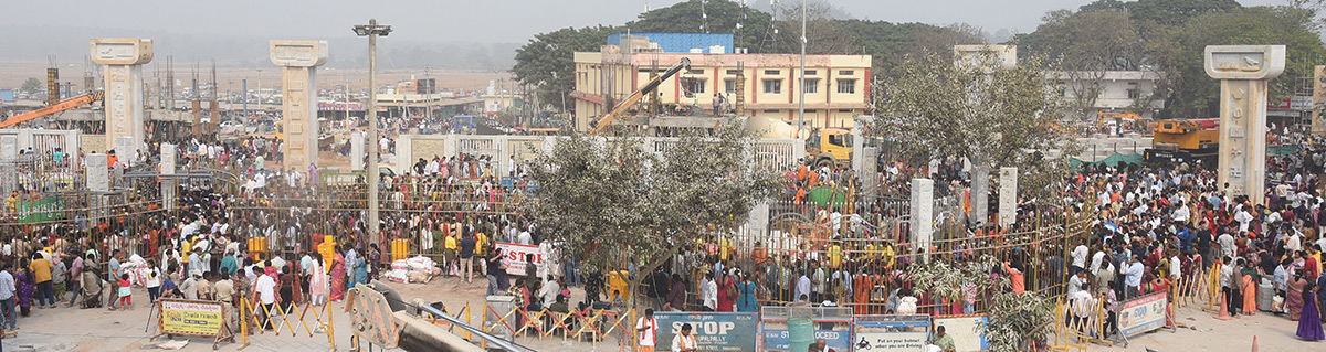 Massive_20Devotees_20Rush_20At_20Medaram_20Maha_20Jatara_20Due_20to_20Sunday__20_2813_29.jpg 13