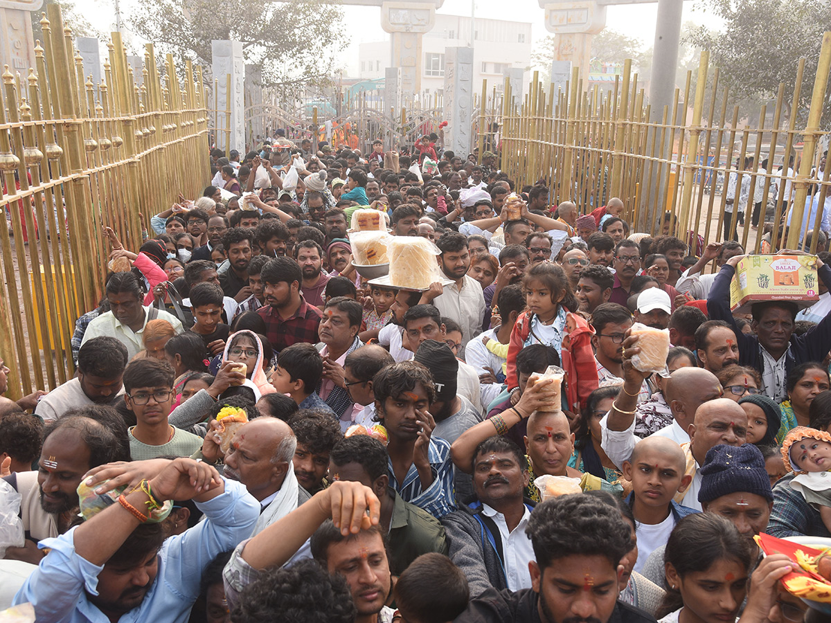 Massive_20Devotees_20Rush_20At_20Medaram_20Maha_20Jatara_20Due_20to_20Sunday__20_282_29.jpg 2