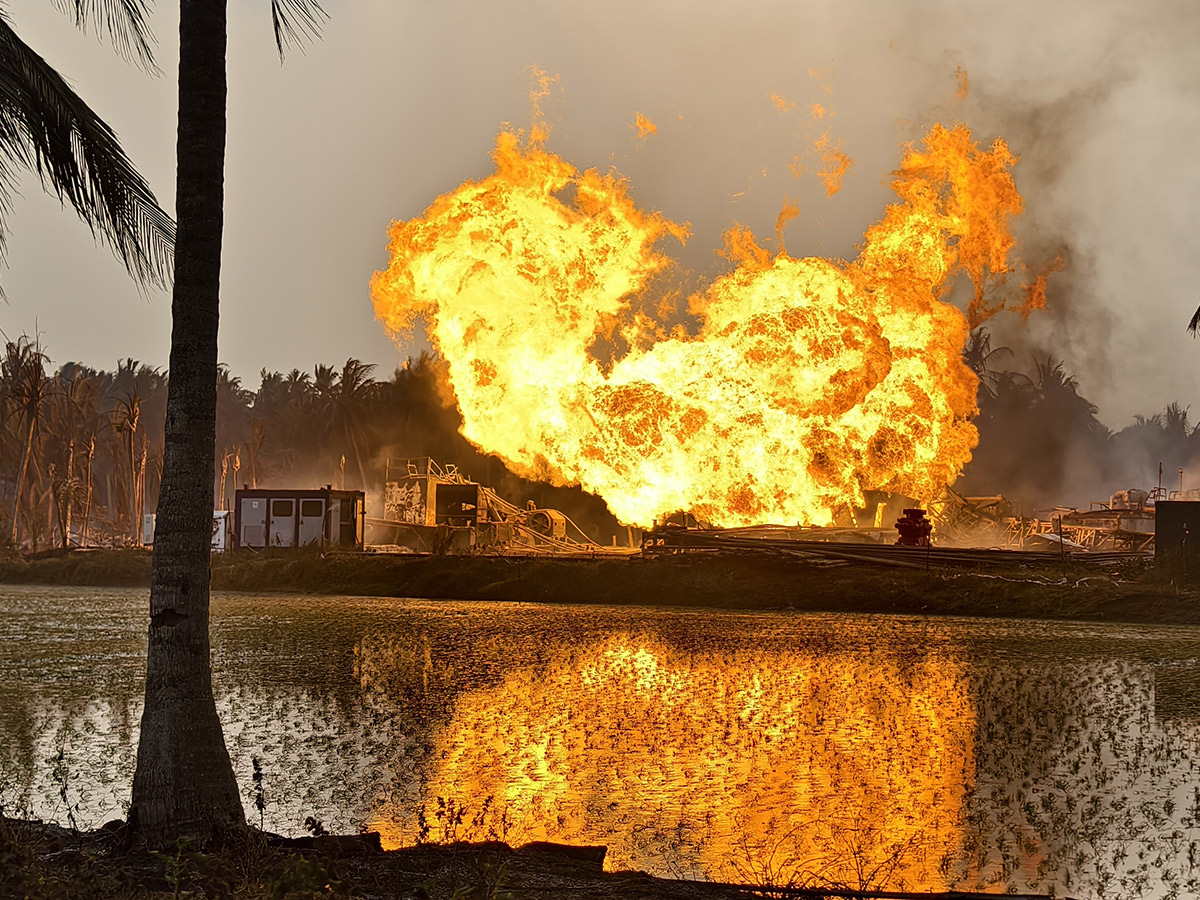 Blowout_20Fire_20Continues_20in_20Irusumanda_20Konaseema_20District_20Photos__20_2810_29.jpg 10
