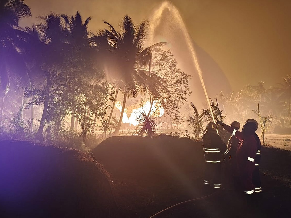 Blowout_20Fire_20Continues_20in_20Irusumanda_20Konaseema_20District_20Photos__20_2812_29.jpg 12