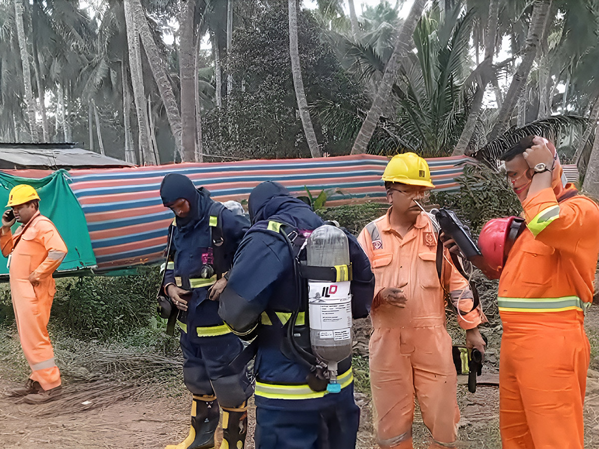 Blowout_20Fire_20Continues_20in_20Irusumanda_20Konaseema_20District_20Photos__20_2813_29.jpg 13