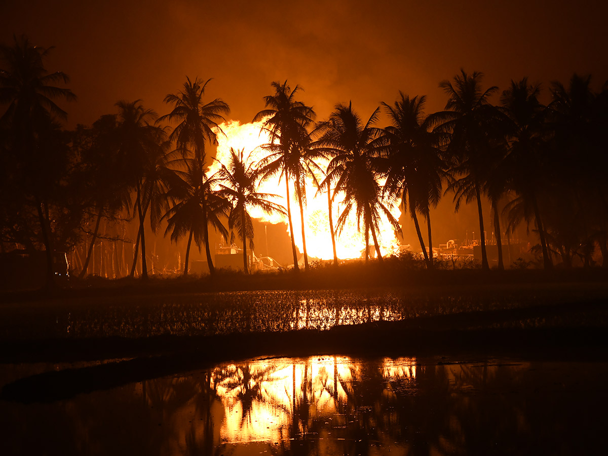 Blowout_20Fire_20Continues_20in_20Irusumanda_20Konaseema_20District_20Photos__20_2816_29.jpg 16