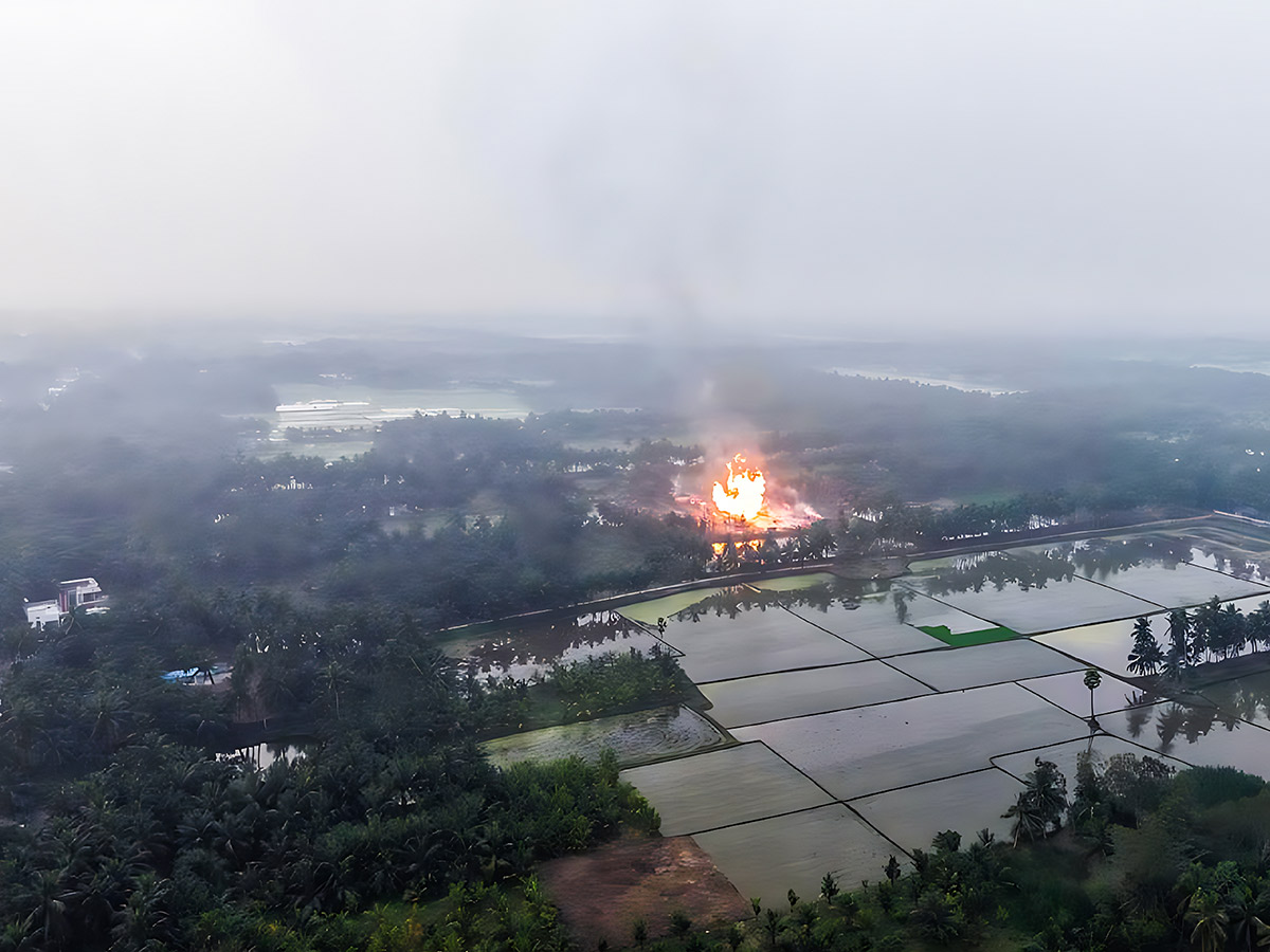 Blowout_20Fire_20Continues_20in_20Irusumanda_20Konaseema_20District_20Photos__20_2819_29.jpg 19