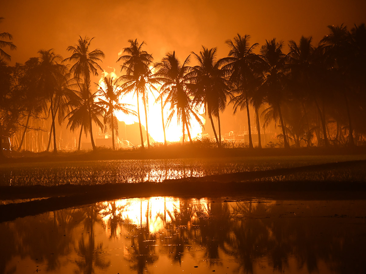 Blowout_20Fire_20Continues_20in_20Irusumanda_20Konaseema_20District_20Photos__20_2822_29.jpg 22