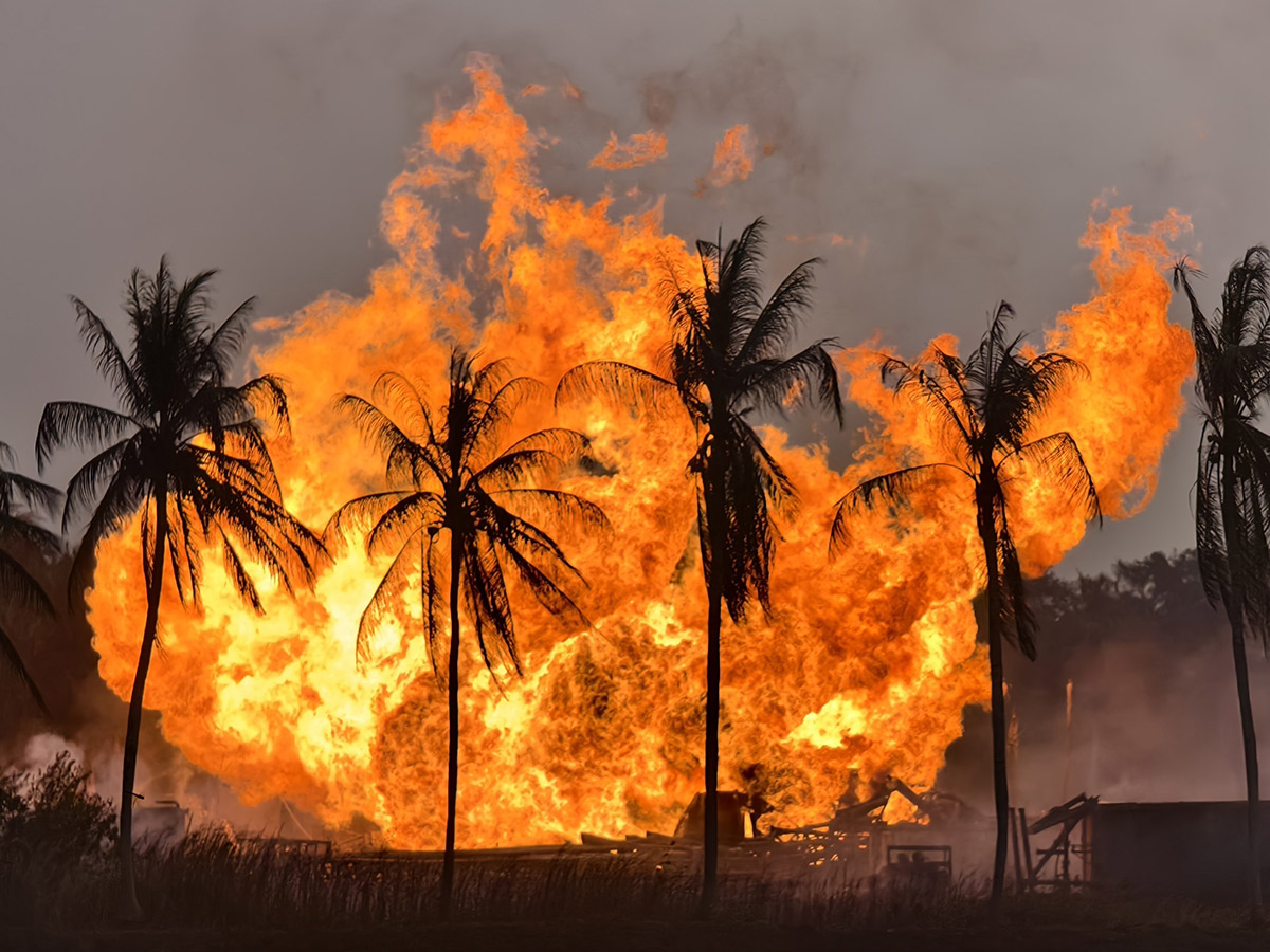 Blowout_20Fire_20Continues_20in_20Irusumanda_20Konaseema_20District_20Photos__20_283_29.jpg 3
