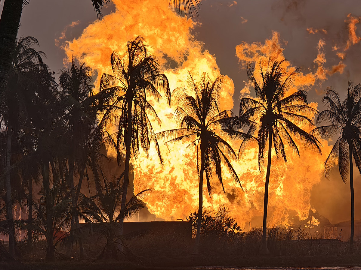 Blowout_20Fire_20Continues_20in_20Irusumanda_20Konaseema_20District_20Photos__20_285_29.jpg 5