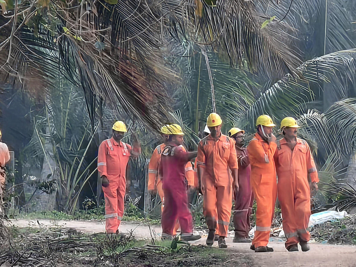 Blowout_20Fire_20Continues_20in_20Irusumanda_20Konaseema_20District_20Photos__20_286_29.jpg 6