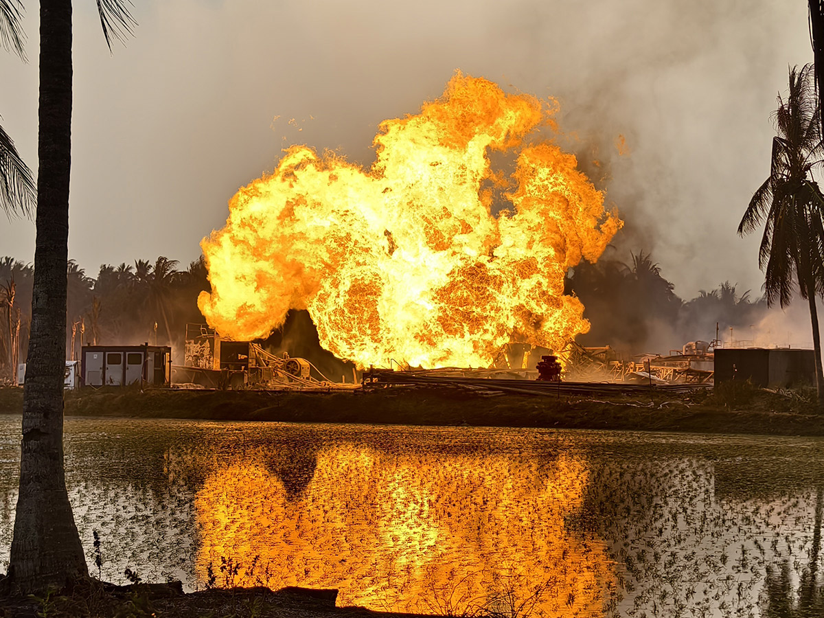 Blowout_20Fire_20Continues_20in_20Irusumanda_20Konaseema_20District_20Photos__20_289_29.jpg 9