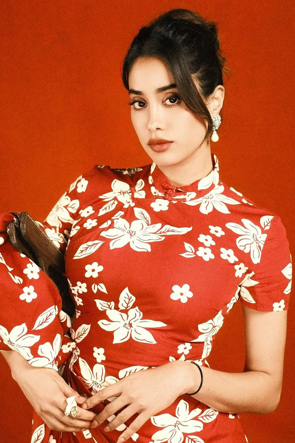 Actress_20Janhvi_20Kapoor_20Latest_20Stunning_20Photos_20_2810_29.jpg 11