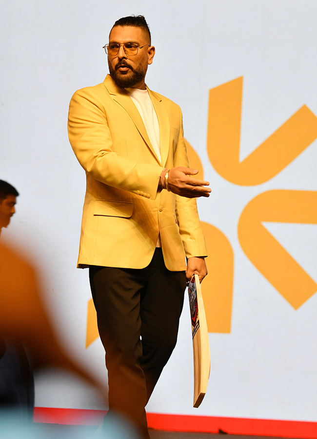 Cricketer_20Yuvraj_20Singh_20Created_20a_20buzz_20in_20Madhapur__20_2810_29.jpg 10