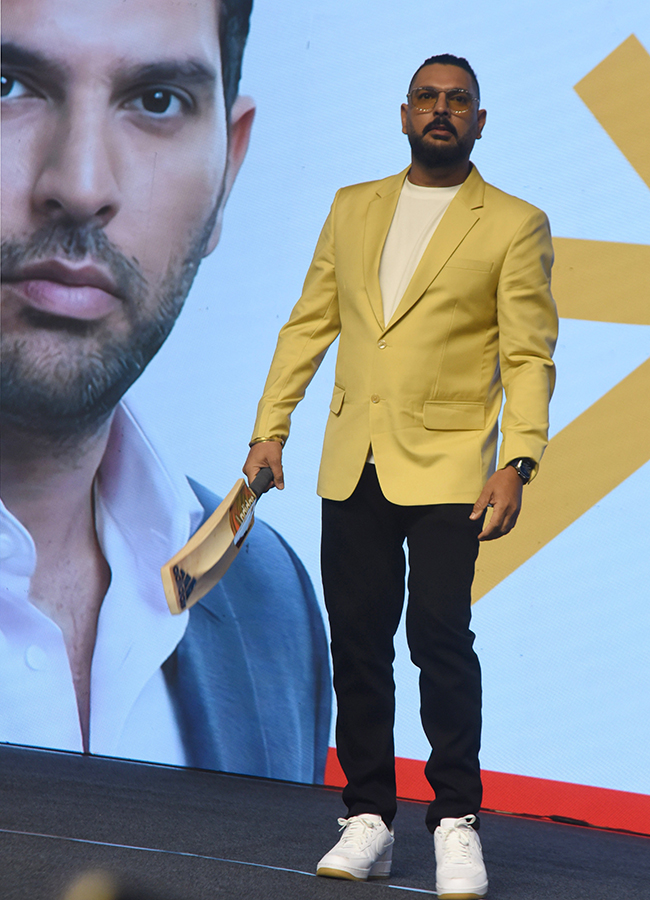 Cricketer_20Yuvraj_20Singh_20Created_20a_20buzz_20in_20Madhapur__20_2814_29.jpg 14