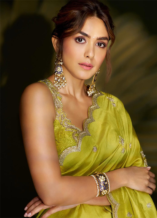 EBG_20Group_20Announces_20Actress_20Mrunal_20Thakur_20as_20Brand_20Ambassador_20for_20Carlton_20Wellness__20_2810_29.jpg 10