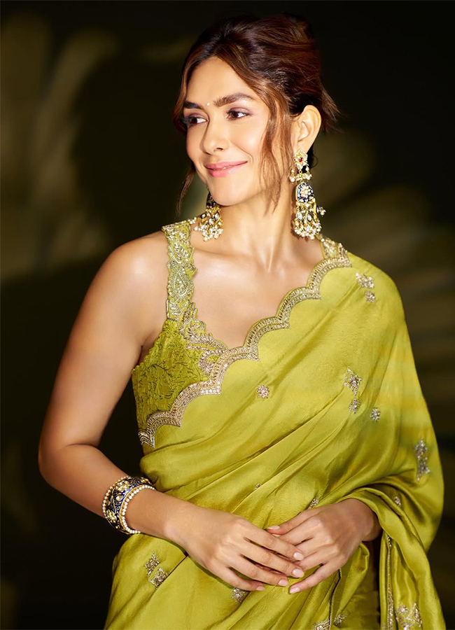 EBG_20Group_20Announces_20Actress_20Mrunal_20Thakur_20as_20Brand_20Ambassador_20for_20Carlton_20Wellness__20_2811_29.jpg 11