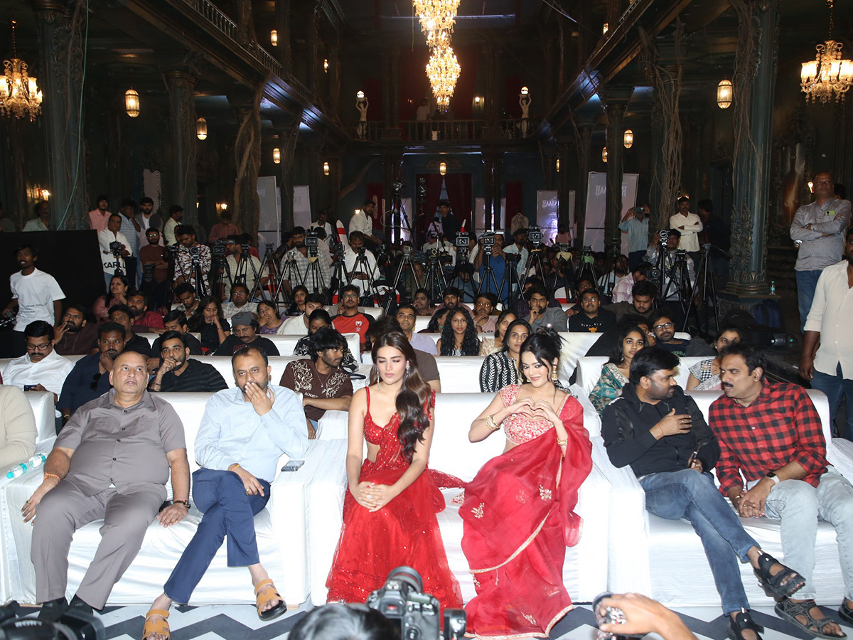 Prabhas_20The_20Raja_20Saab_20Release_20Movie_20Press_20Meet_20Photos__20_286_29.jpg 6