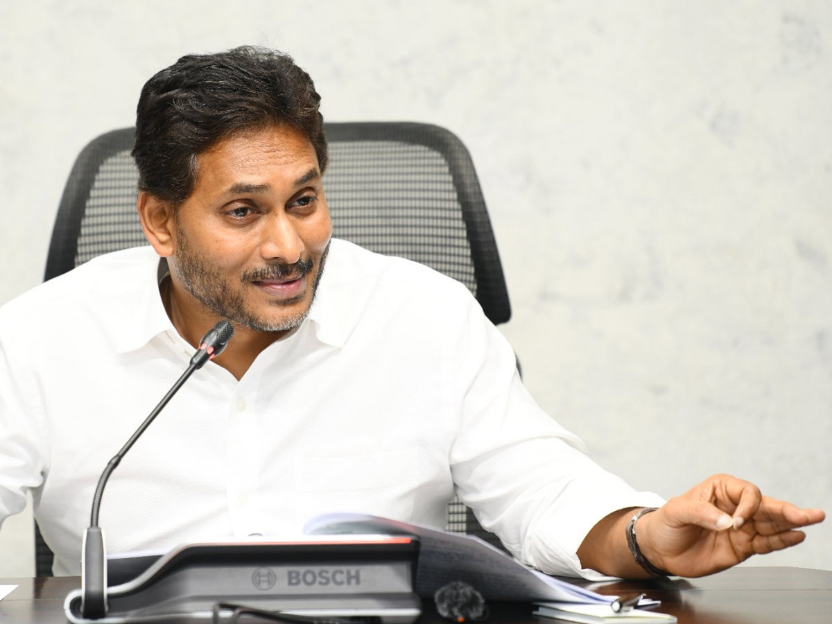 YS_20Jagan_20Reveals_20Shocking_20Facts_20on_20CM_20Chandrababu_20Photos_20_2815_29.jpg 18