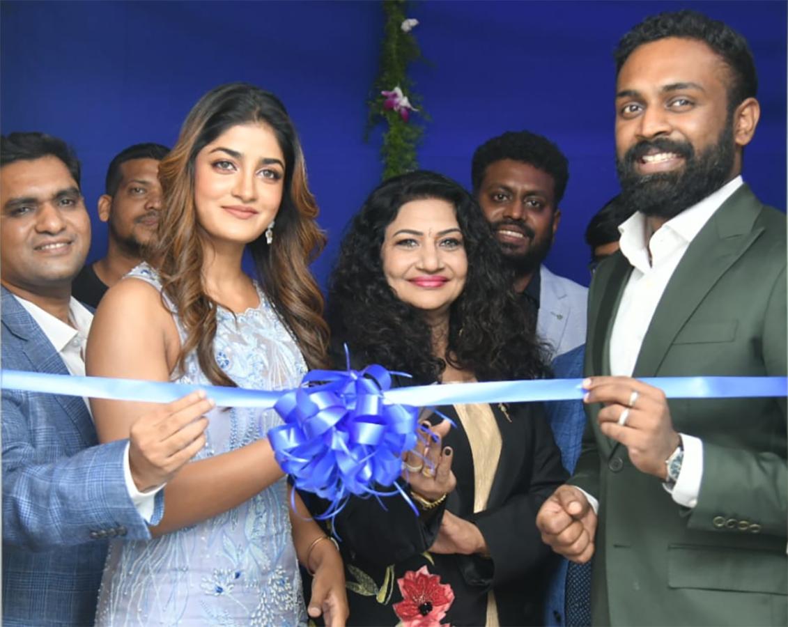 Tollywood_20Actress_20Dimple_20Hayathi_20At_20Kukatpally__20_286_29.jpg 6