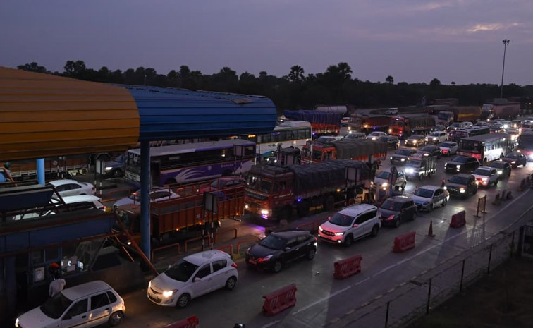 Heavy_20Traffic_20Jam_20In_20Vijayawada-Hyderabad_20Highway_20PHotos_20_2812_29.jpg 3
