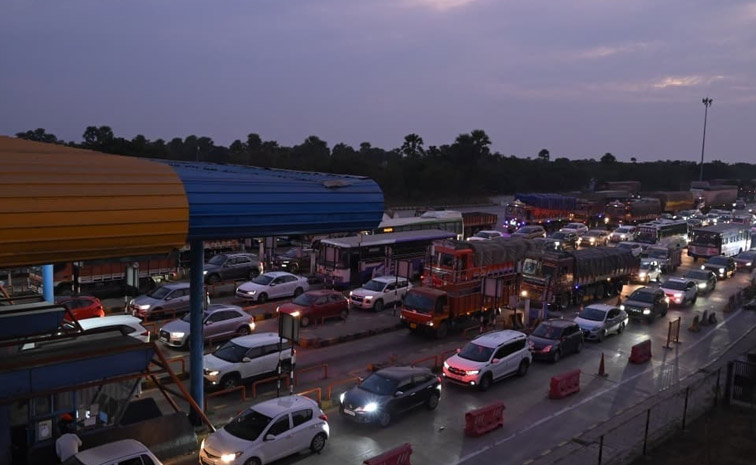 Heavy_20Traffic_20Jam_20In_20Vijayawada-Hyderabad_20Highway_20PHotos_20_2813_29.jpg 4
