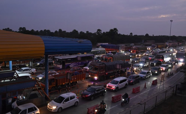Heavy_20Traffic_20Jam_20In_20Vijayawada-Hyderabad_20Highway_20PHotos_20_2814_29.jpg 5