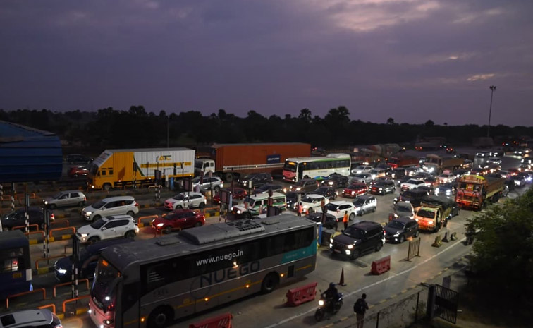 Heavy_20Traffic_20Jam_20In_20Vijayawada-Hyderabad_20Highway_20PHotos_20_2815_29.jpg 6