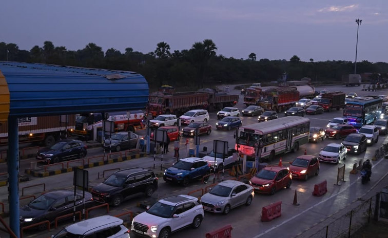Heavy_20Traffic_20Jam_20In_20Vijayawada-Hyderabad_20Highway_20PHotos_20_2816_29.jpg 7