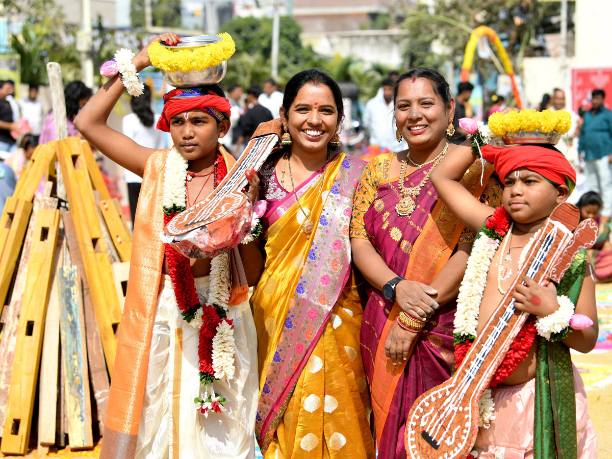 Rangoli_20Competition_20At_20Sri_20SPR_20Global_20School_20At_20Gajularamaram_20Photos_20_2811_29.jpg 12