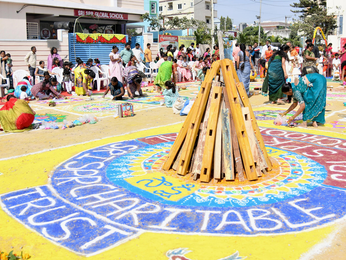 Rangoli_20Competition_20At_20Sri_20SPR_20Global_20School_20At_20Gajularamaram_20Photos_20_2813_29.jpg 14
