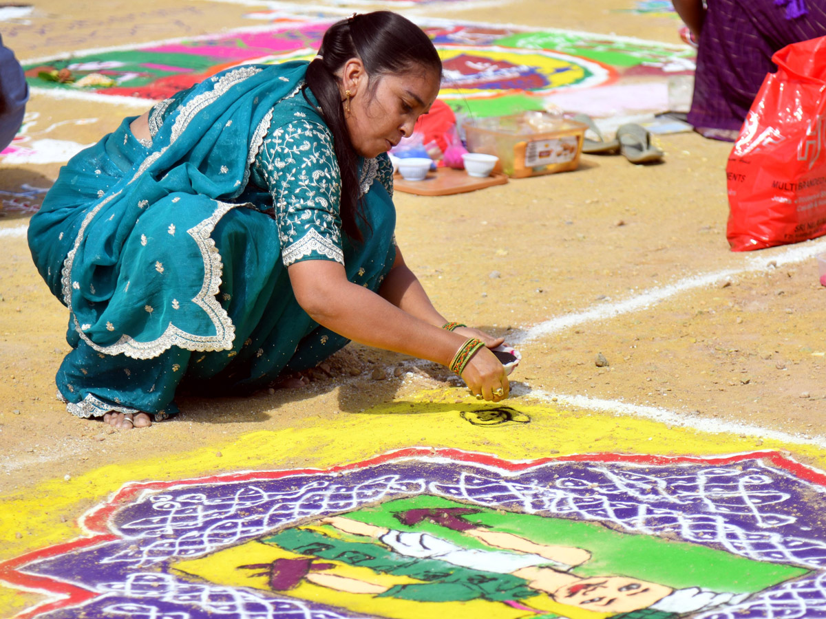 Rangoli_20Competition_20At_20Sri_20SPR_20Global_20School_20At_20Gajularamaram_20Photos_20_2814_29.jpg 15