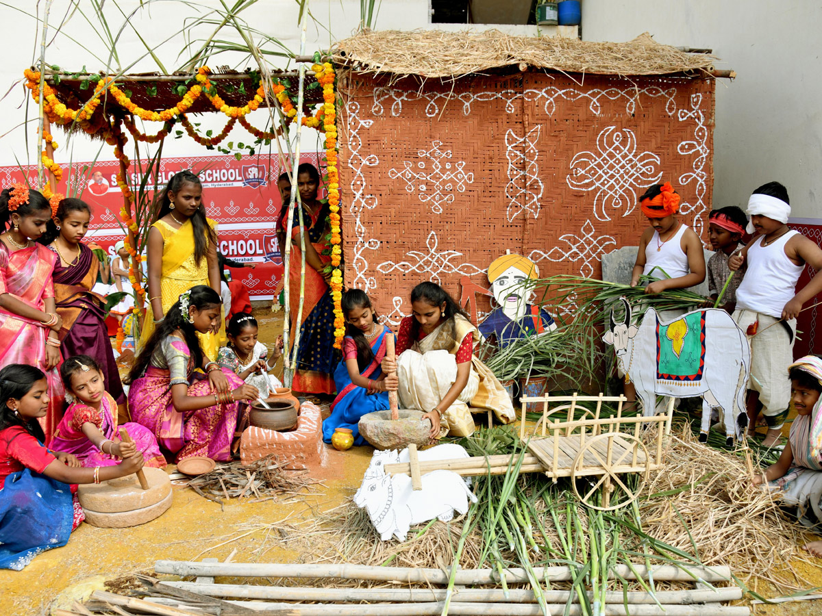 Rangoli_20Competition_20At_20Sri_20SPR_20Global_20School_20At_20Gajularamaram_20Photos_20_282_29.jpg 3