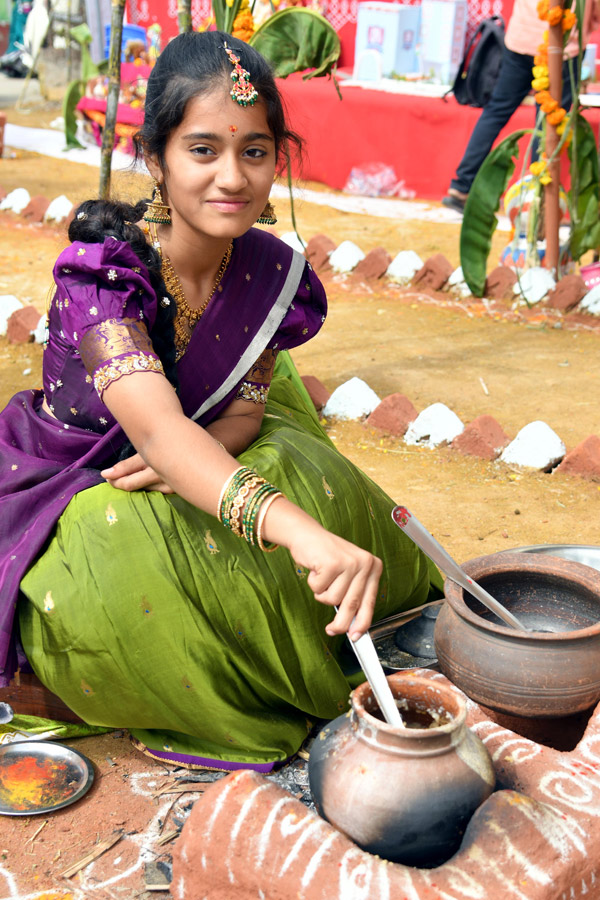 Rangoli_20Competition_20At_20Sri_20SPR_20Global_20School_20At_20Gajularamaram_20Photos_20_2839_29.jpg 40