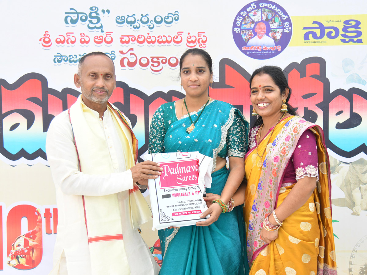 Rangoli_20Competition_20At_20Sri_20SPR_20Global_20School_20At_20Gajularamaram_20Photos_20_2844_29.jpg 45
